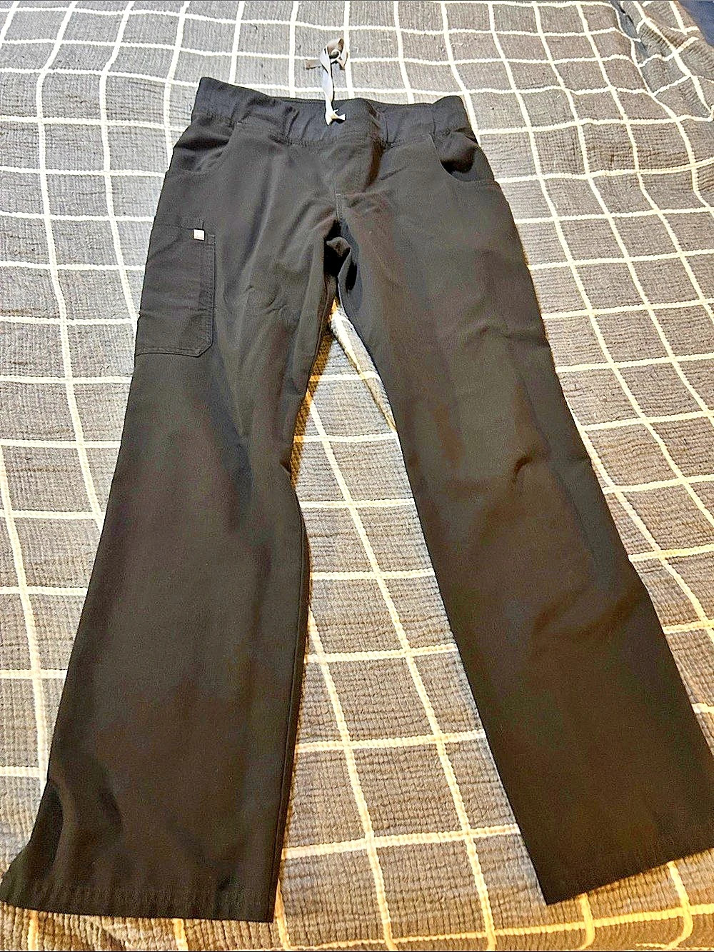 FIGS Kade Flare Scrub Pants in Black Size medium tall / small
